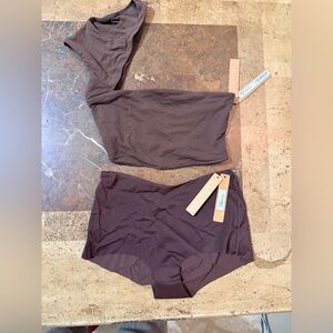 NWT SKIMS Chocolate Seamless 2 piece Set XXS

LOT BIN 13